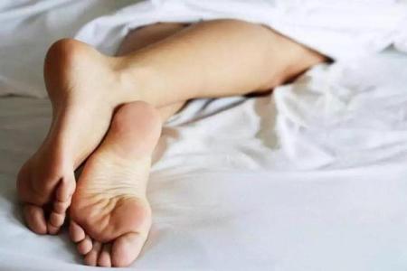 睡觉脚露外边的人究竟有什么命运？深度解析！